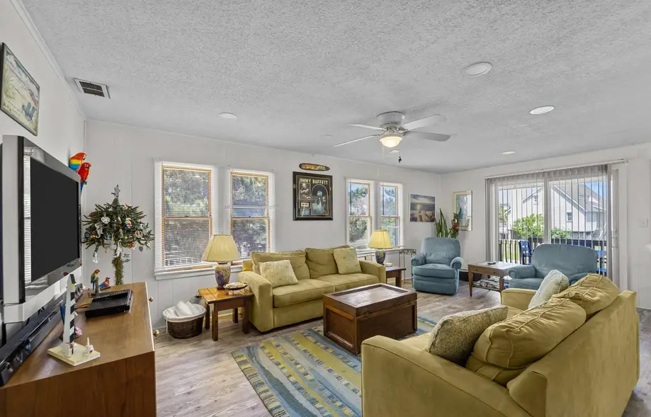 K8030 Parrothead Inn