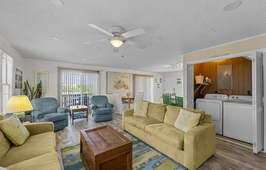 K8030 Parrothead Inn