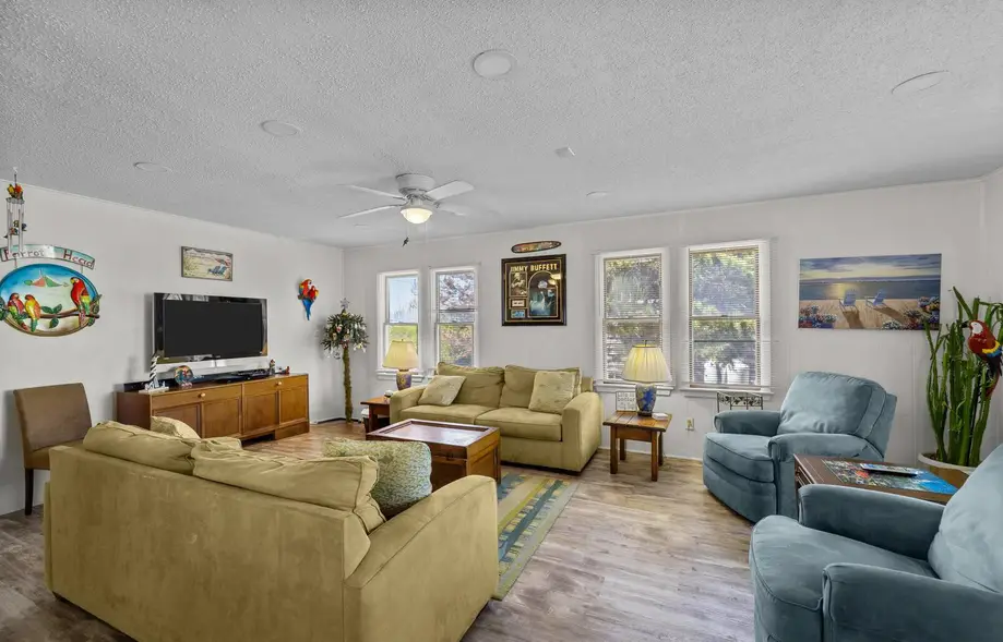 K8030 Parrothead Inn