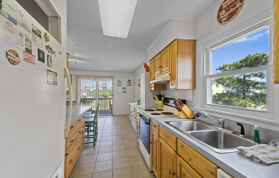 K8030 Parrothead Inn