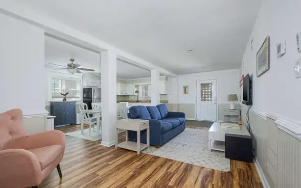 5212B - John and June's Place